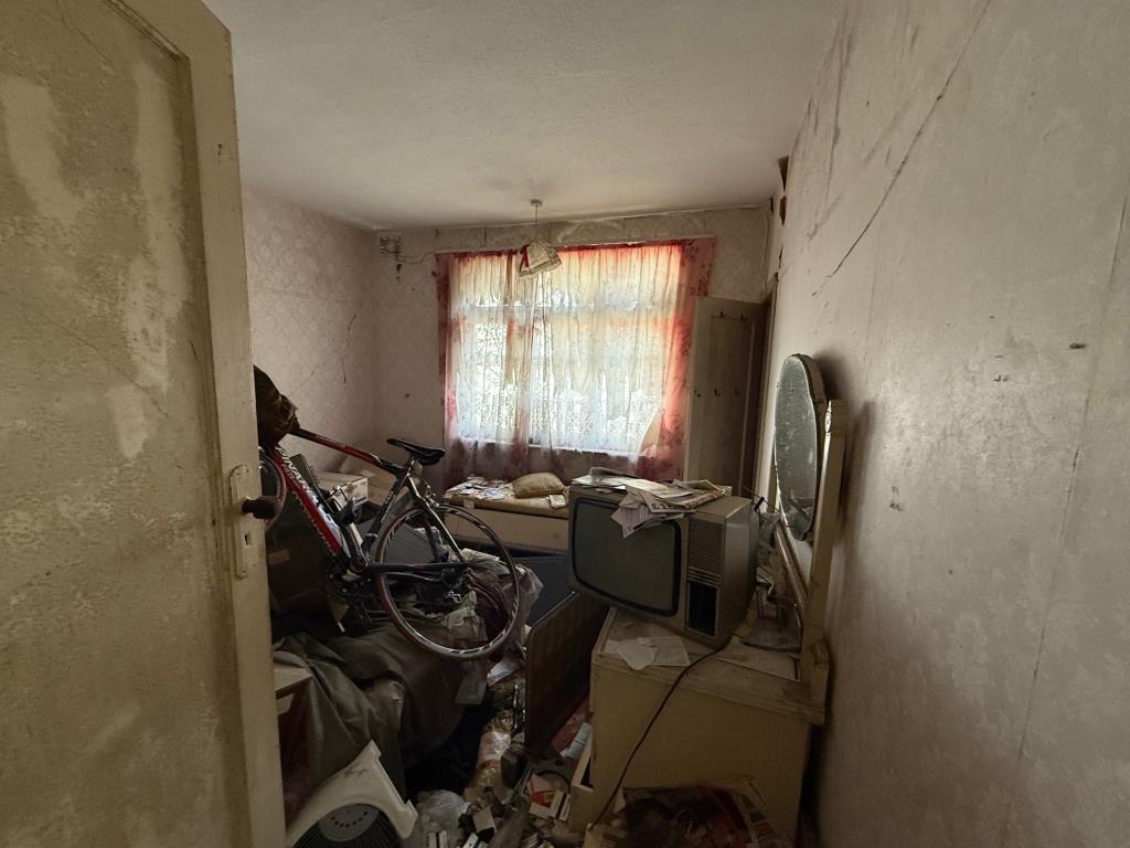 Lot: 170 - HOUSE FOR COMPLETE REFURBISHMENT - Second bedroom with possessions